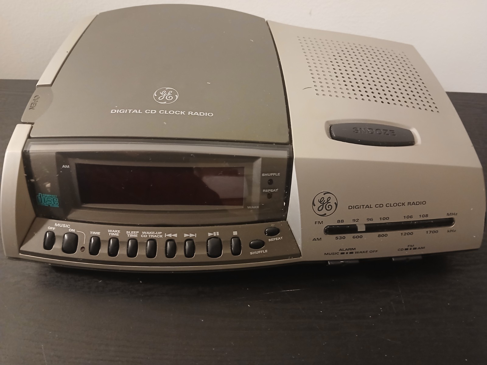 General Electric 7-4895A Rare Vintage Digital CD Player AM/FM Radio Alarm Clock