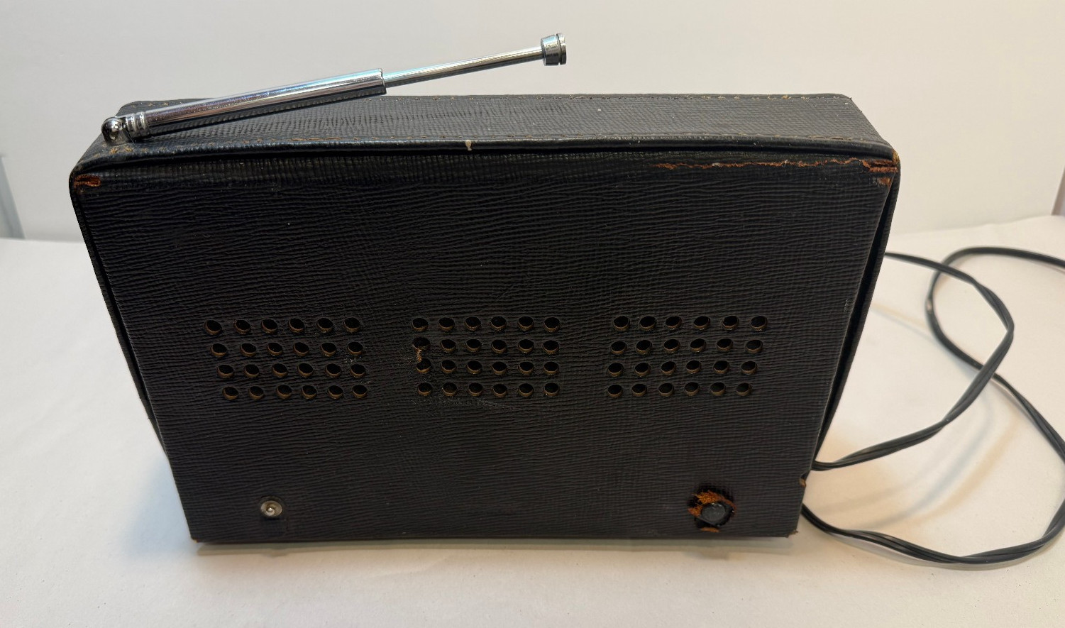 Vintage Aiwa AR-141 SolidState Multiwave Portable Radio