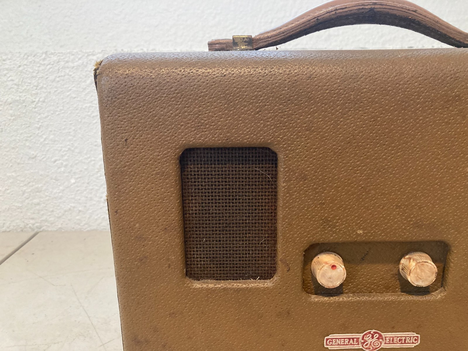 General Electric HB-402 Portable Suitcase Radio (1939)