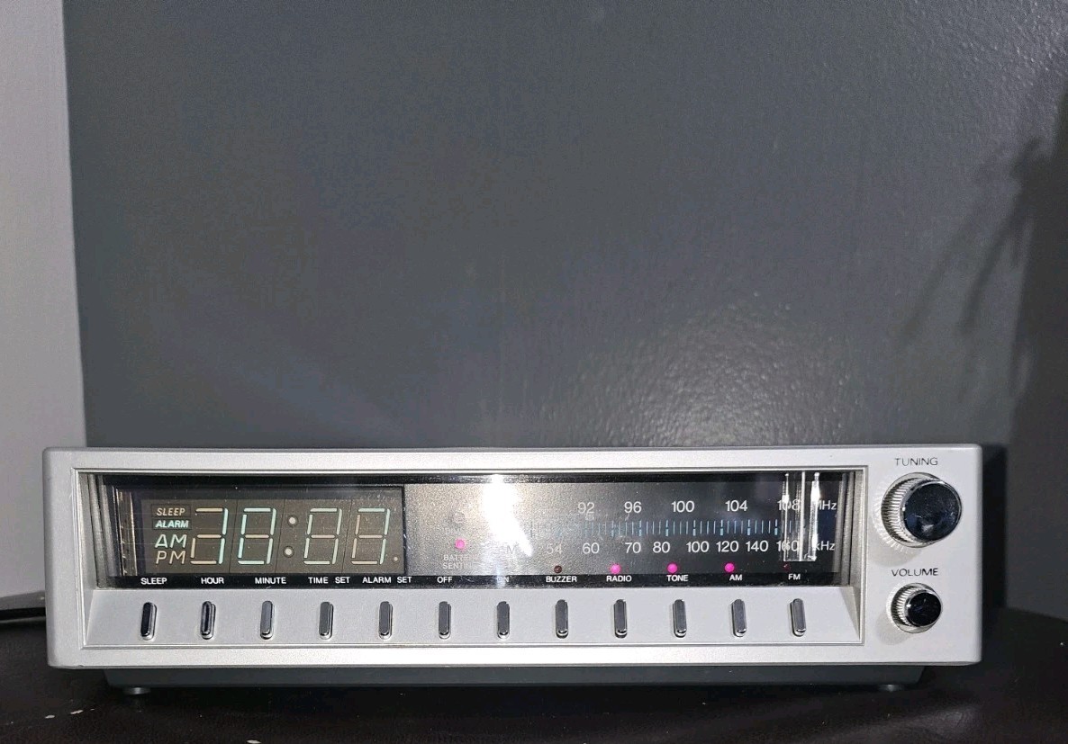 Vintage Silver Realistic Chronomatic 232 Alarm Clock Radio AM FM Tested Working