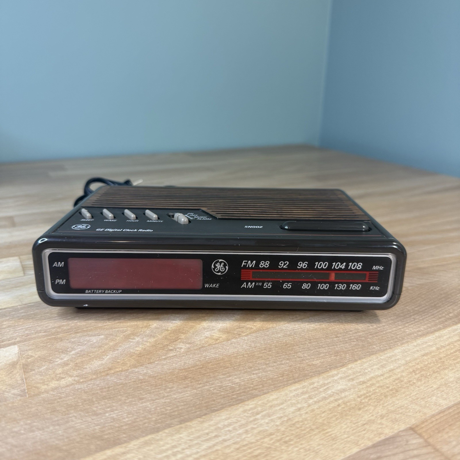RETRO General Electric GE Alarm Clock AM/FM Radio 7-4612A Wood Grain w/ Manual