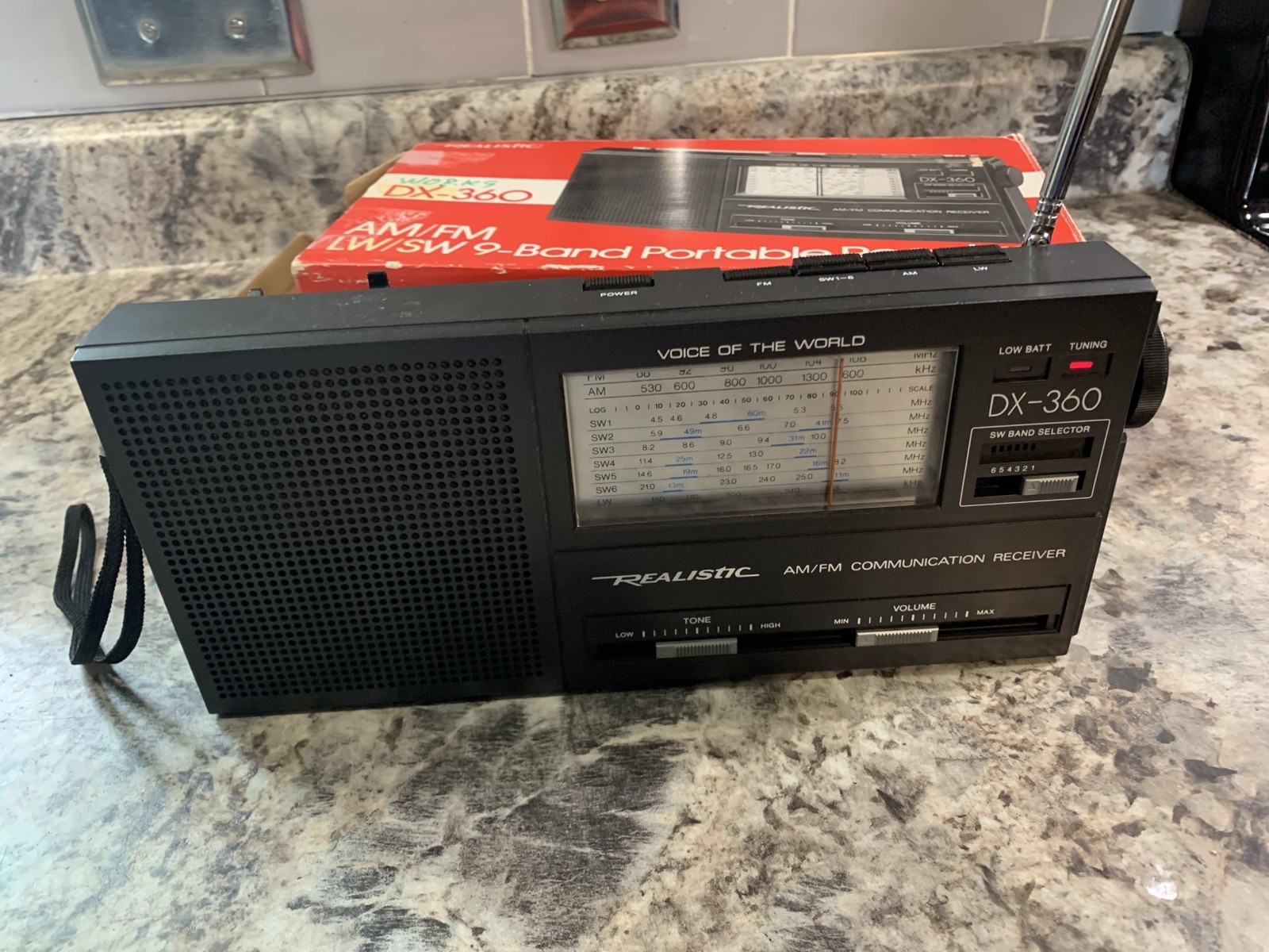 Realistic Voice Of The World DX-360 AM/FM Receiver Model No. 20-208 Tested Good!