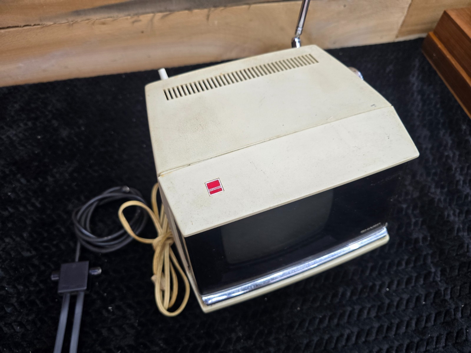 Sharp 3S-111W Portable TV – 1970’s – White Retro Space Age Design. Works w/stand