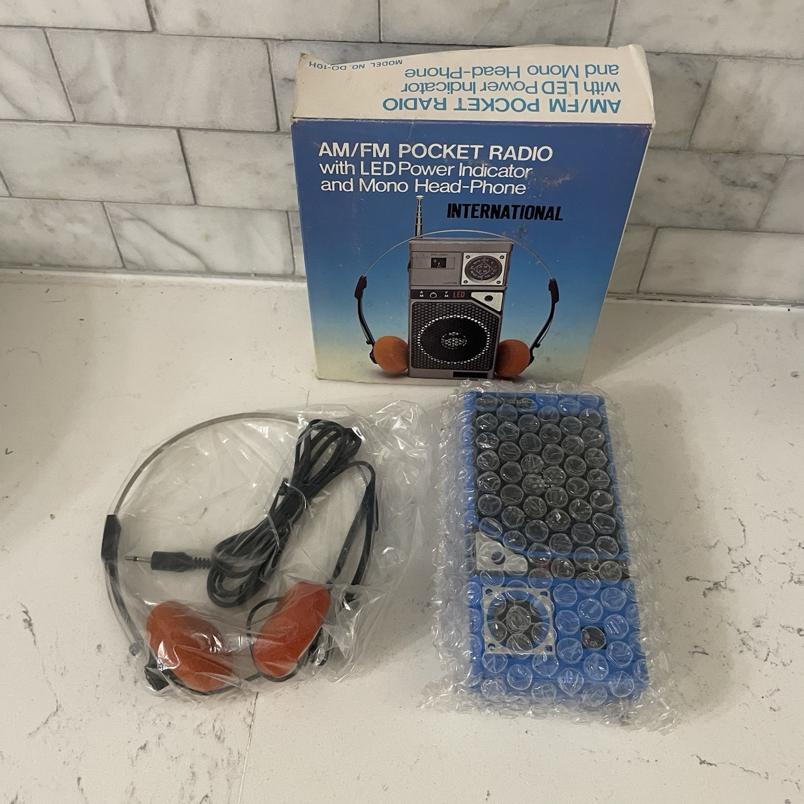 Vintage Pocket Am/FM Radio with Foam Headphones Blue New Old Stock