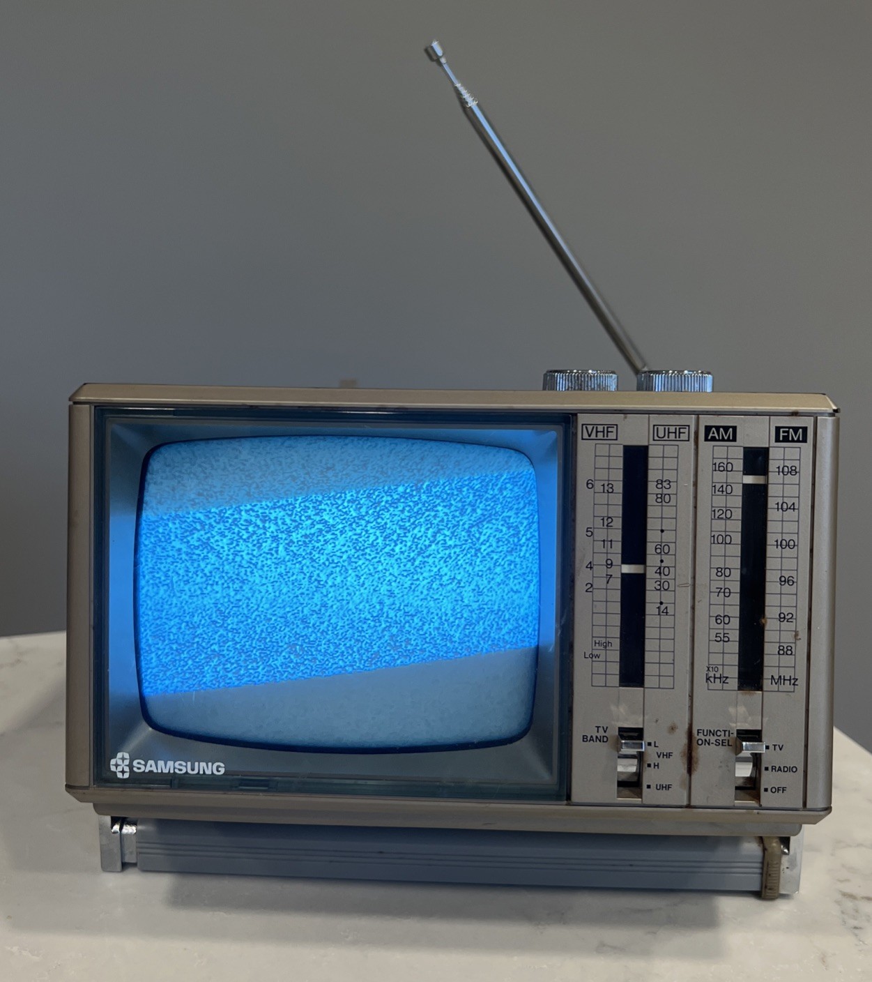 VINTAGE SAMSUNG BT-121AJ VTG 5″ B/W TELEVISION PORTABLE TV & AM/FM RADIO