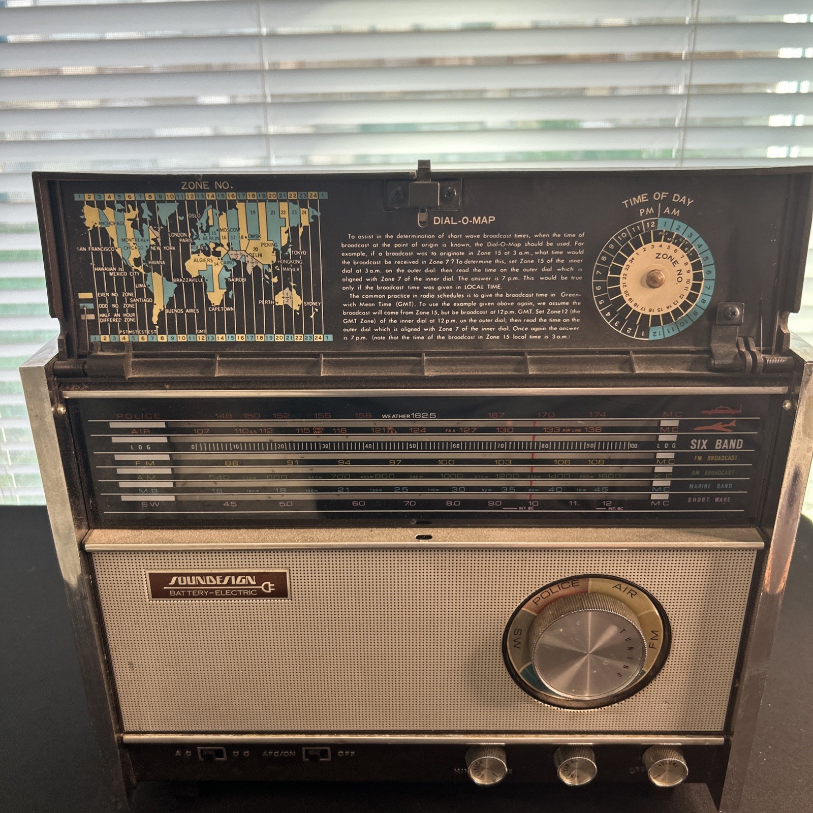 Vintage Soundesign Six Band Radio Model 2660B Working. (A)