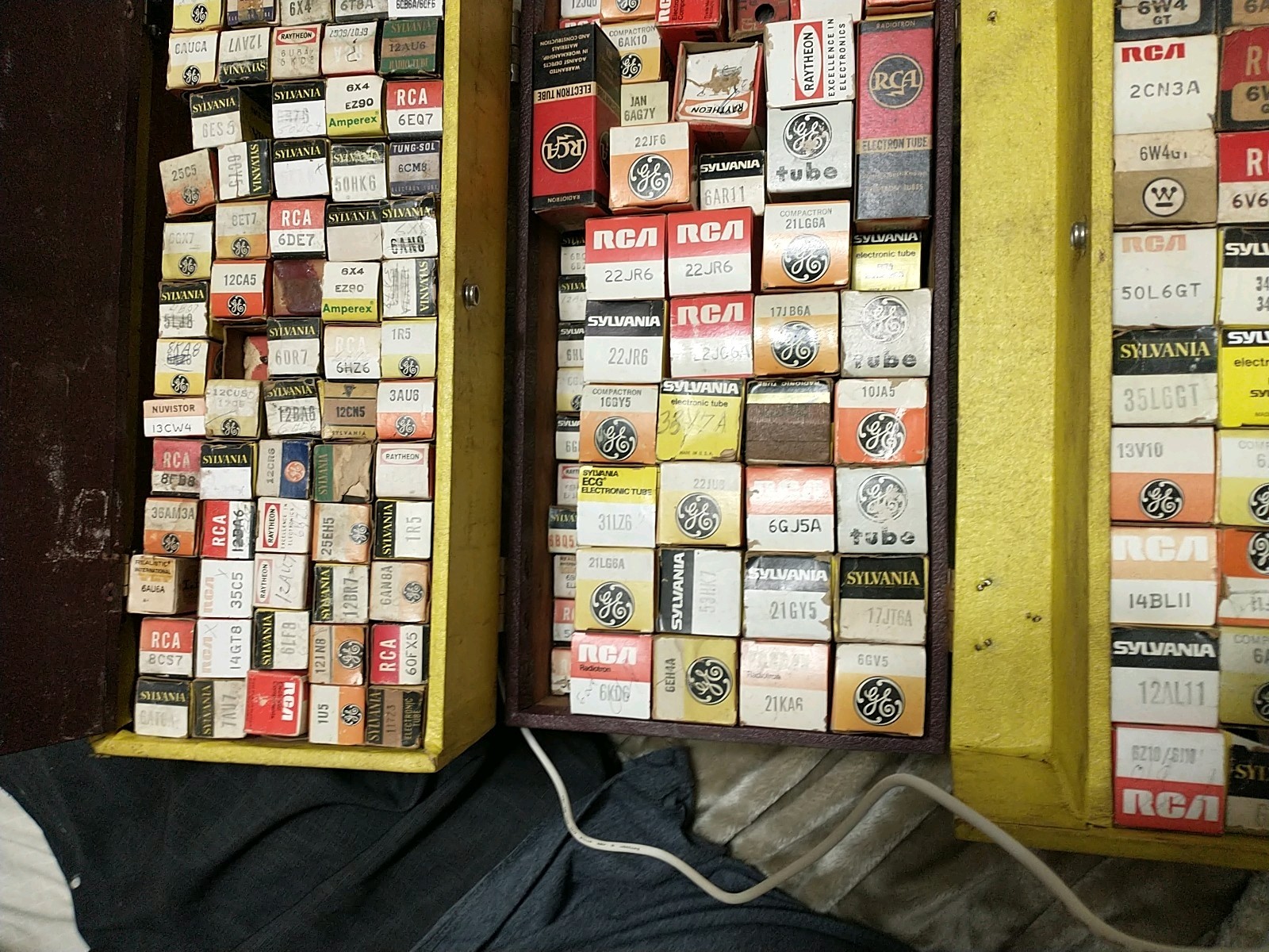 Amp-Radio Tubes- Traveling Sales Man Case. Over 140 In Case. Variety Sizes