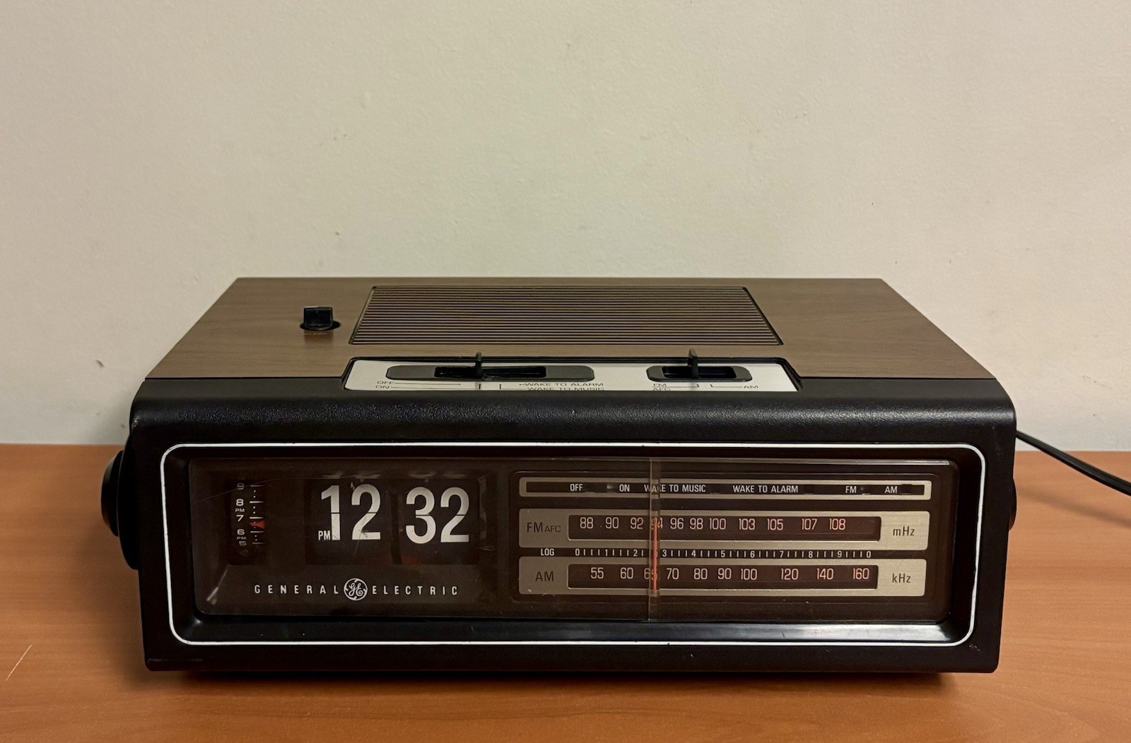 Vintage General Electric AM/FM Flip-Clock Radio Model 7-4310A Radio Works READ