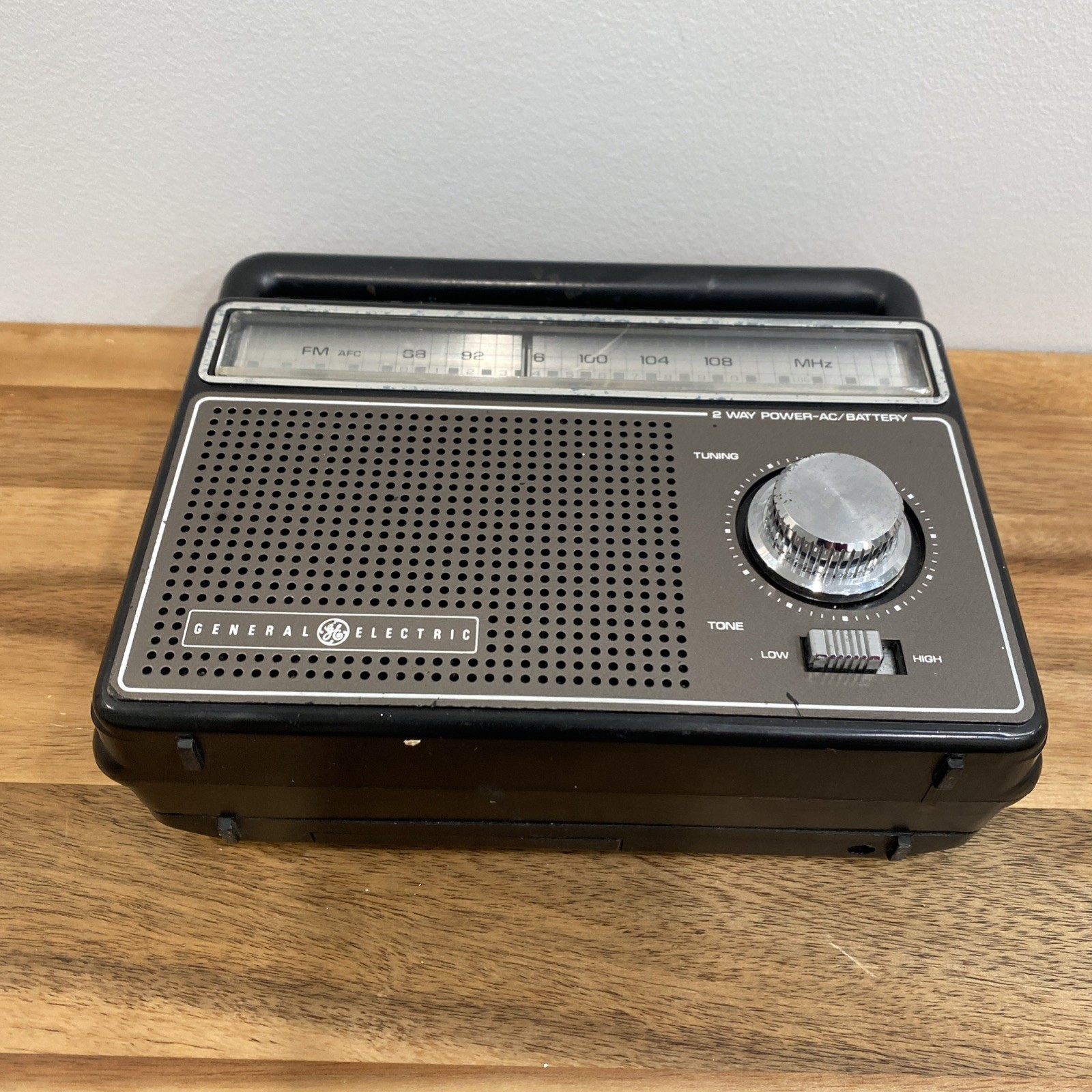 -Parts-GE Vtg General Electric AM/FM Portable Radio Model 7-2825H Battery/Cord