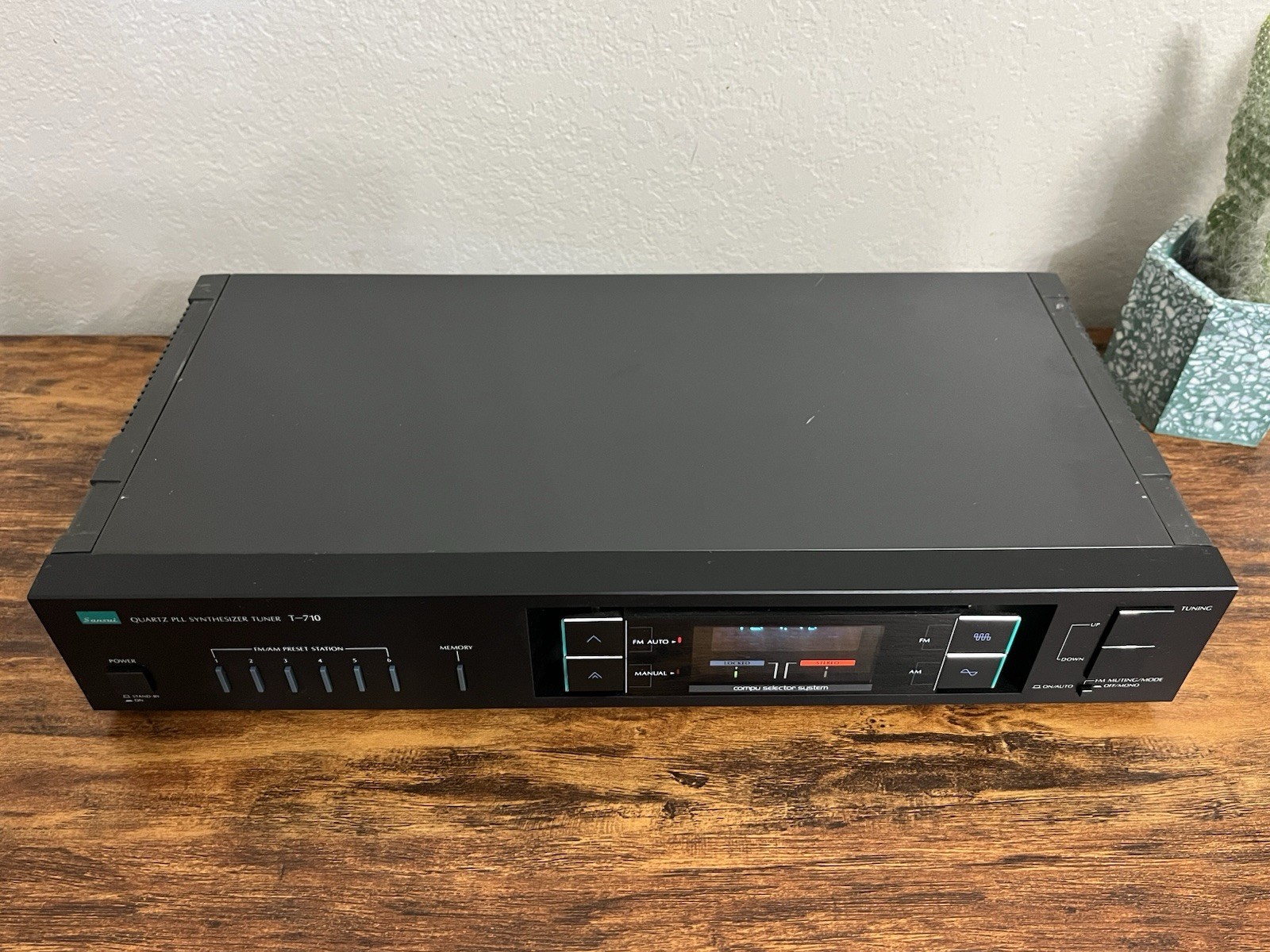 Vintage Sansui T-710 Quartz PLL Synthesizer AM/FM Stereo Tuner Tested -JAPAN