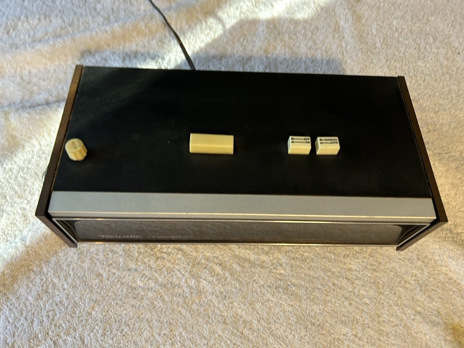 Realistic CHRONOMATIC-104 AM-FM Stereo Flip Clock Radio works but needs work!