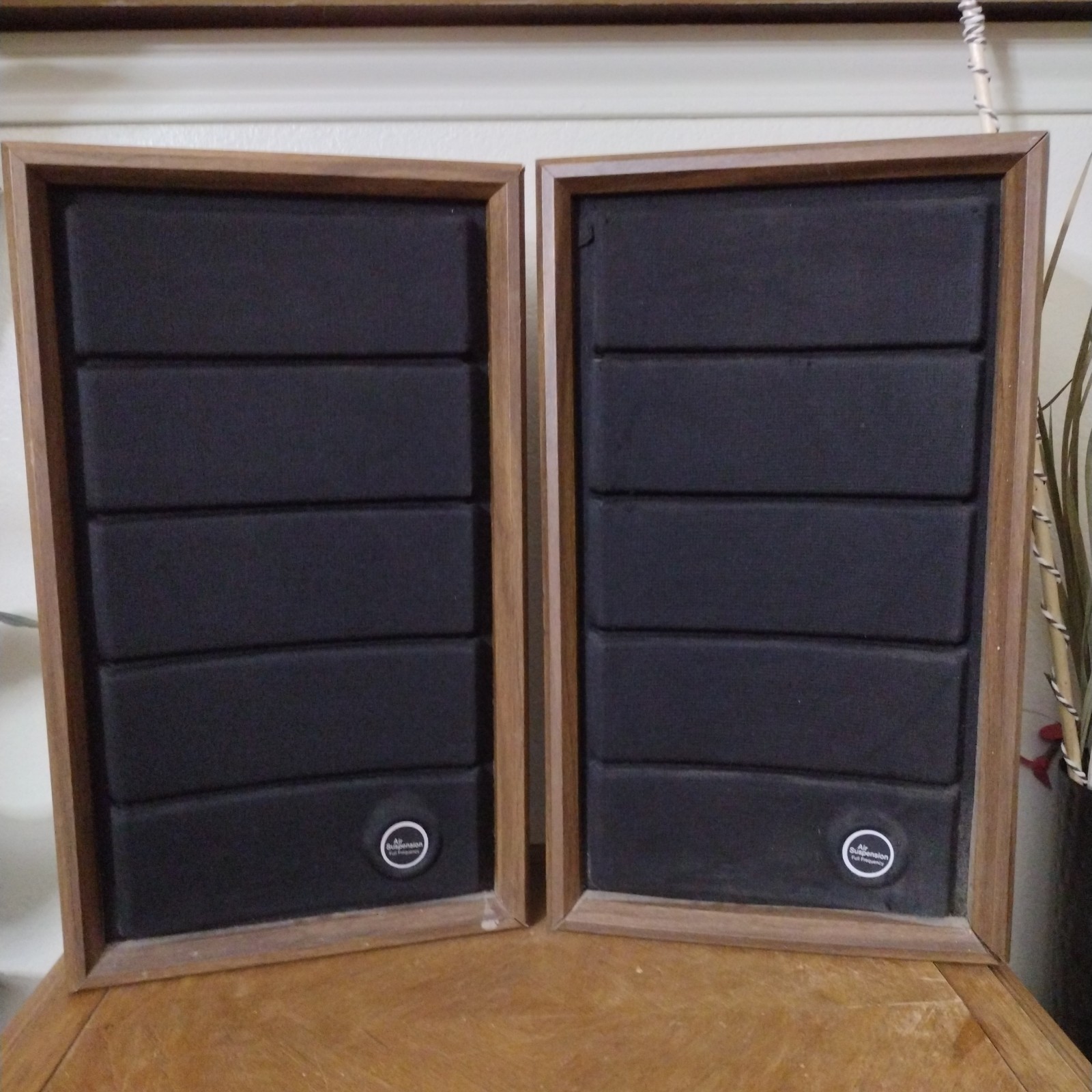 Vintage Soundesign Two-Way Air Suspension Speaker System Pair VGC