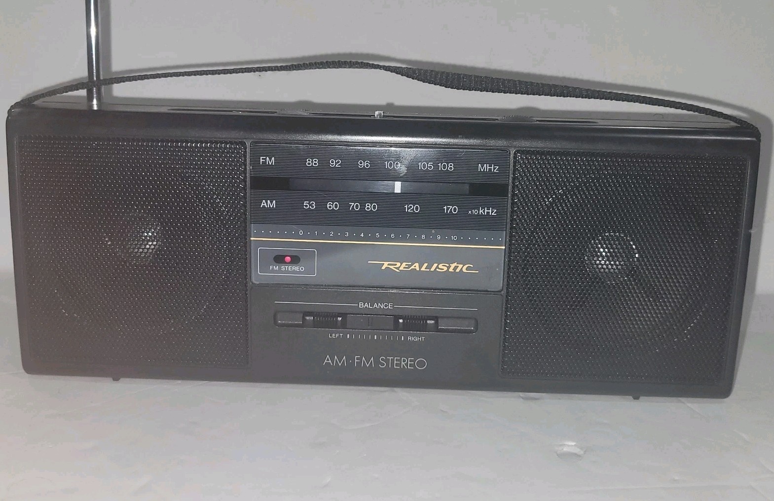 Vintage Realistic AM/FM Portable Radio Model 12-722A By Radio Shack. Excellent.