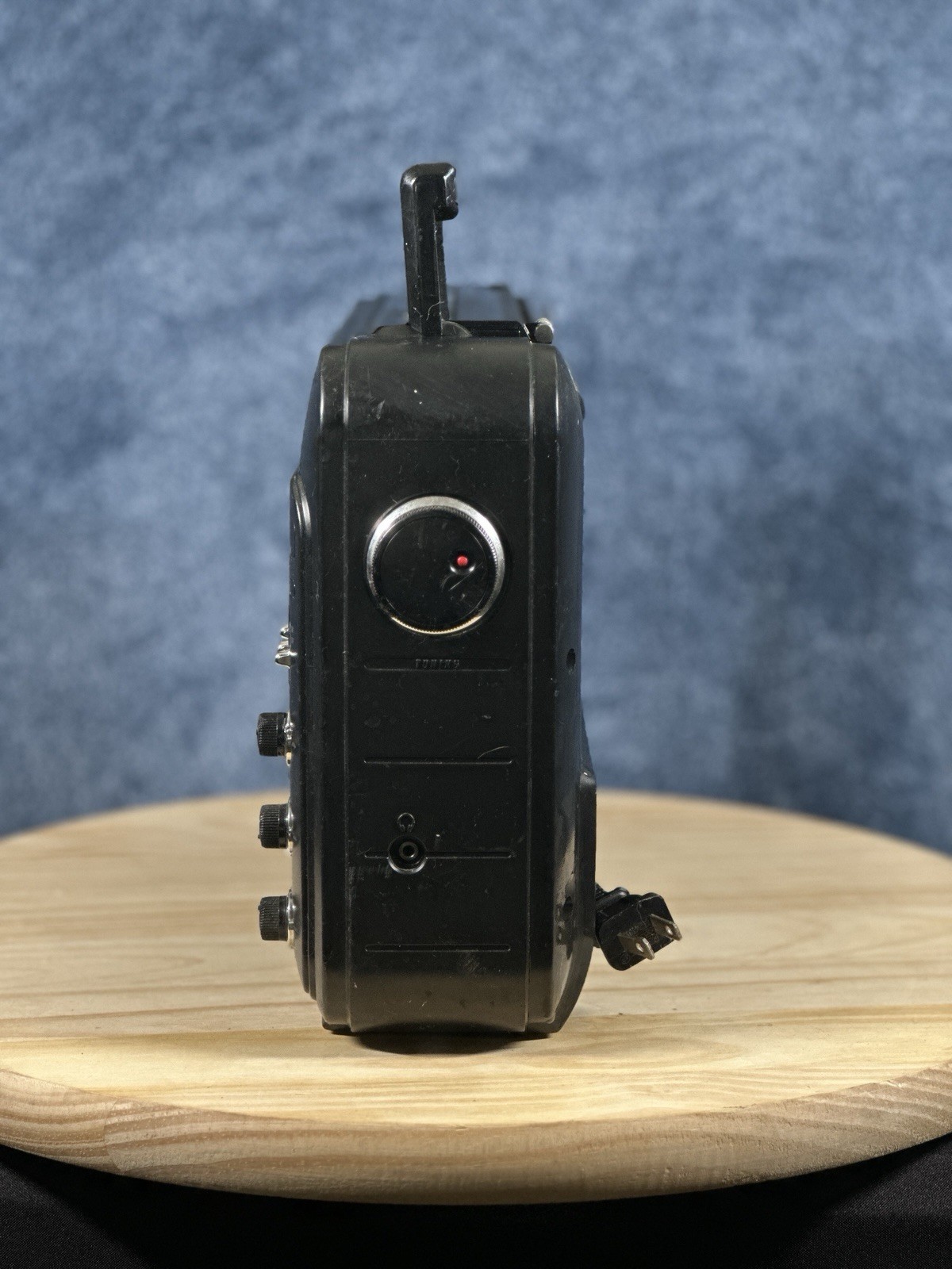 GE Superadio 7-2887B AM/FM Wide Band Long Range Hi-Performance Radio Powers On
