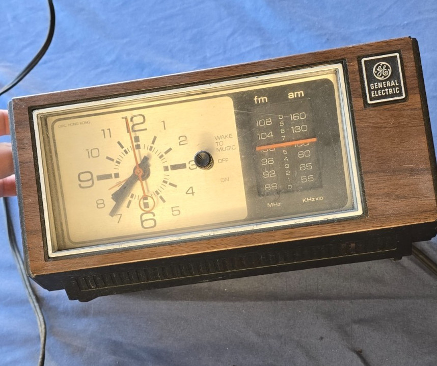 General Electric AM Radio Alarm Clock Model 7-4550C 70s-80s idk if works