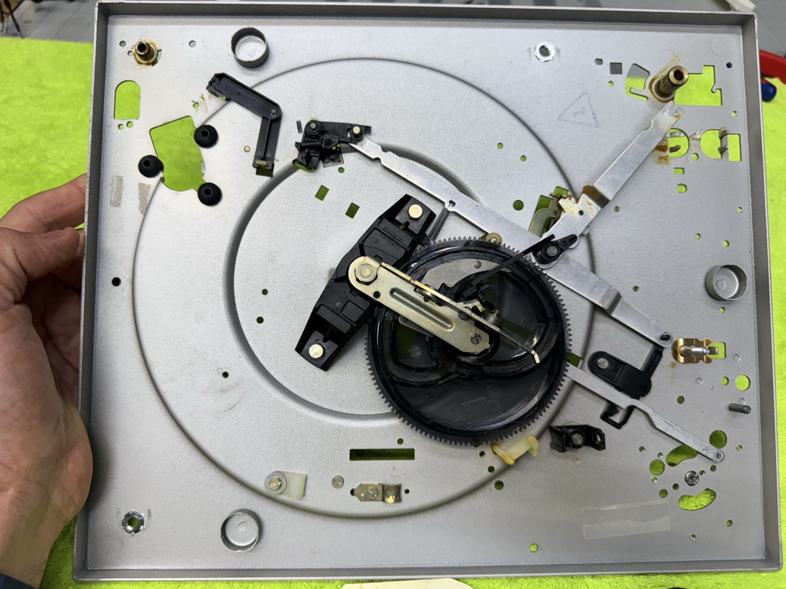 DUAL 1258 TURNTABLE STRIPPED BODY WITH THE MECHANICAL PARTS YOU SEE IN PICS ONLY