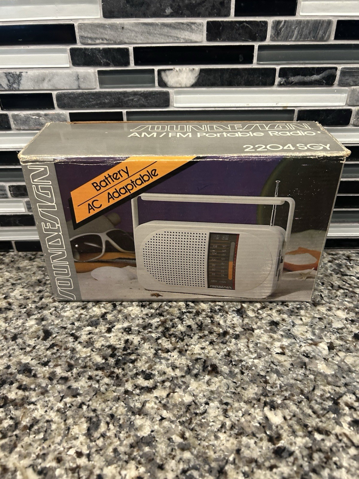 Soundesign Vintage AM/FM Portable Radio Model 2204 SGY Dual Power White New