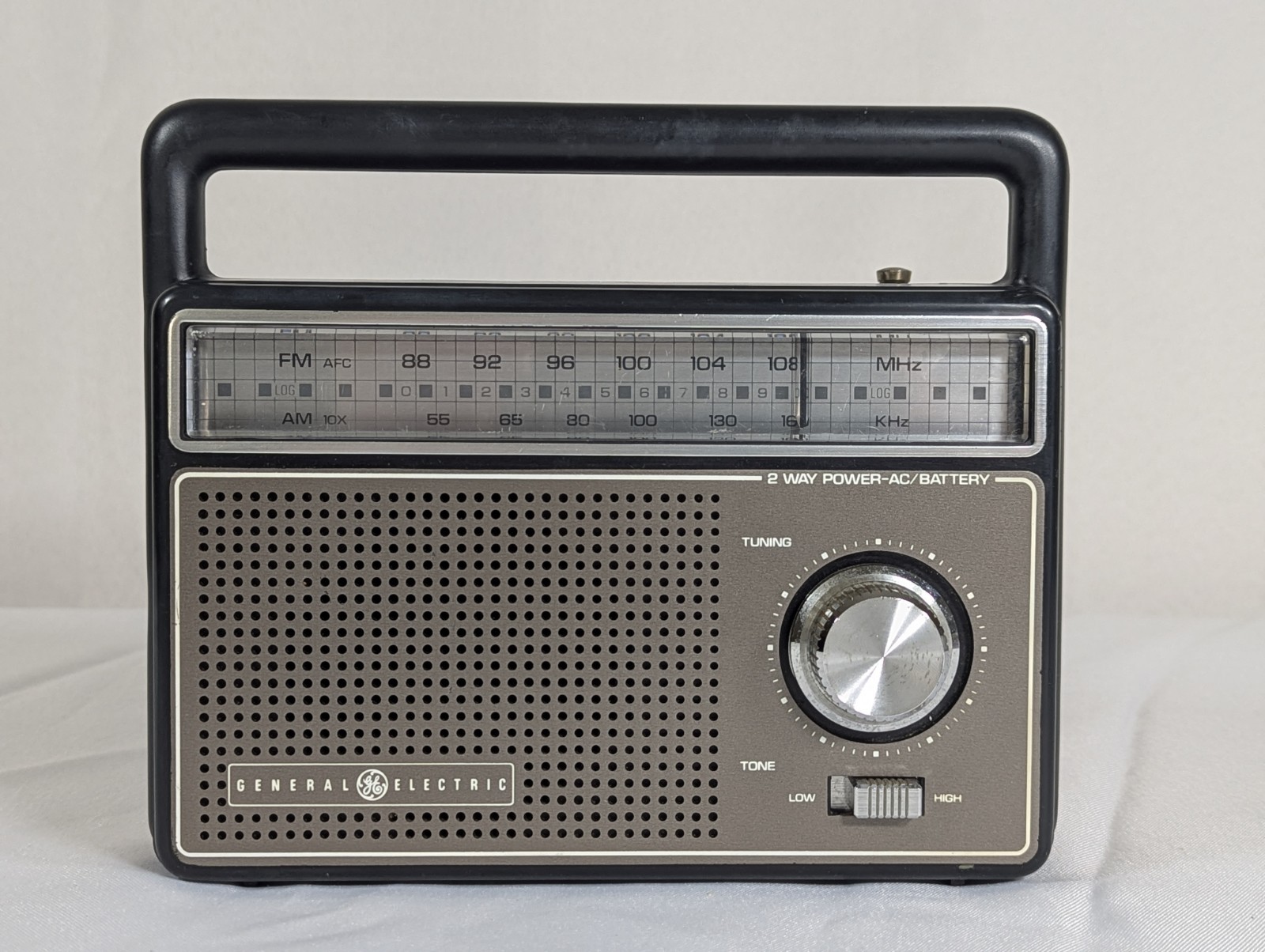 General Electric 2 Way AC/Battery AM/FM Radio Model 7-2825H – Tested