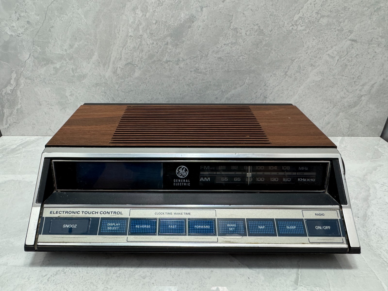 Vintage GE General Electric 7-4662B AM/FM Clock Radio Touch Control Woodgrain