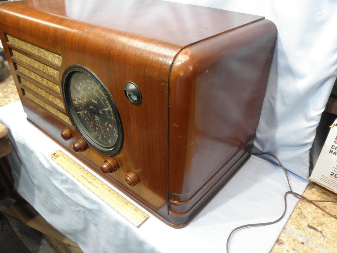 UNIQUE, UNKNOWN 1937 DELCO RU-1142 CONSOLE in a TABLETOP 8 TUBE RADIO-SERVICED