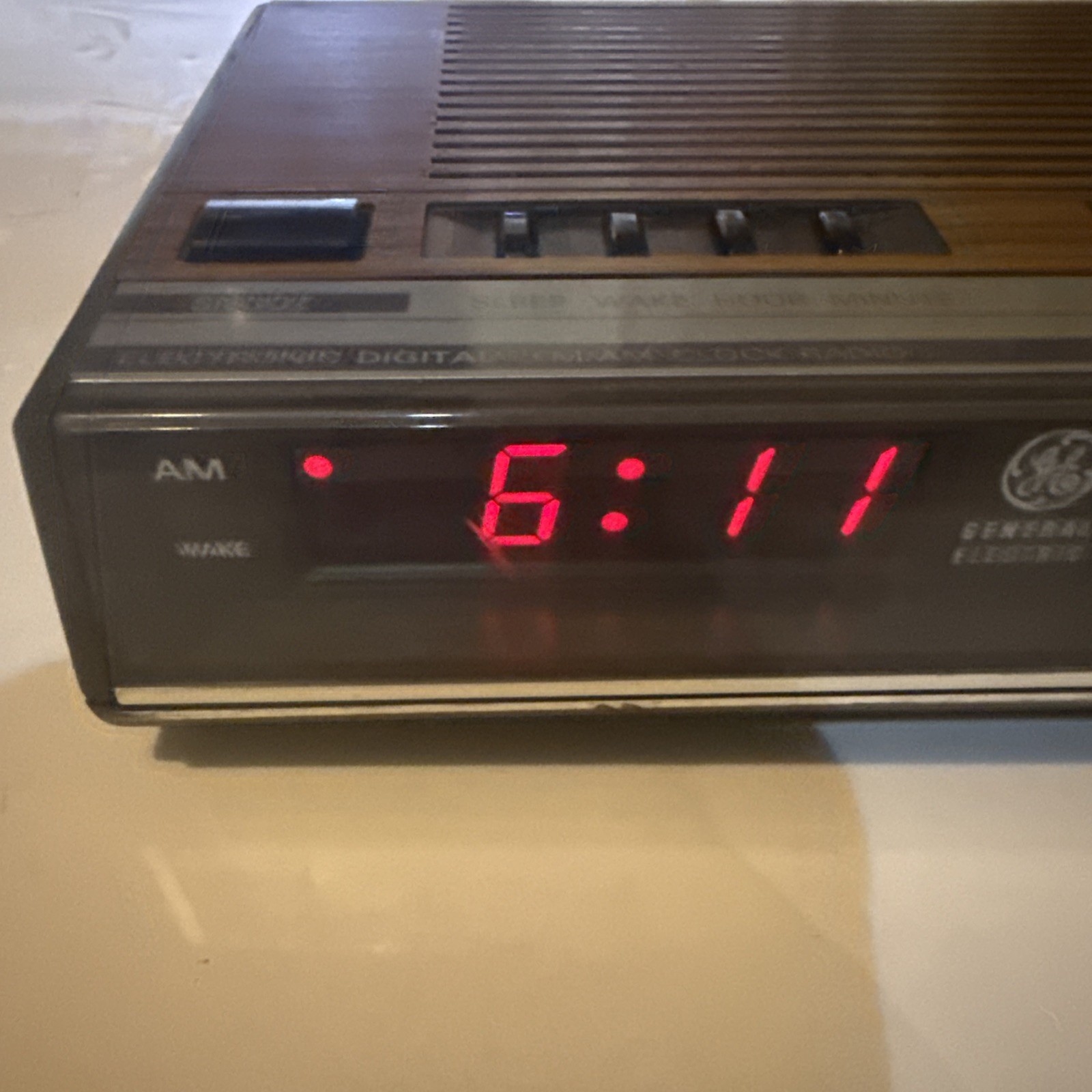 General Electric AM/FM Alarm Clock Radio Mod# 7-4624B Wood Grain WORKS See Video