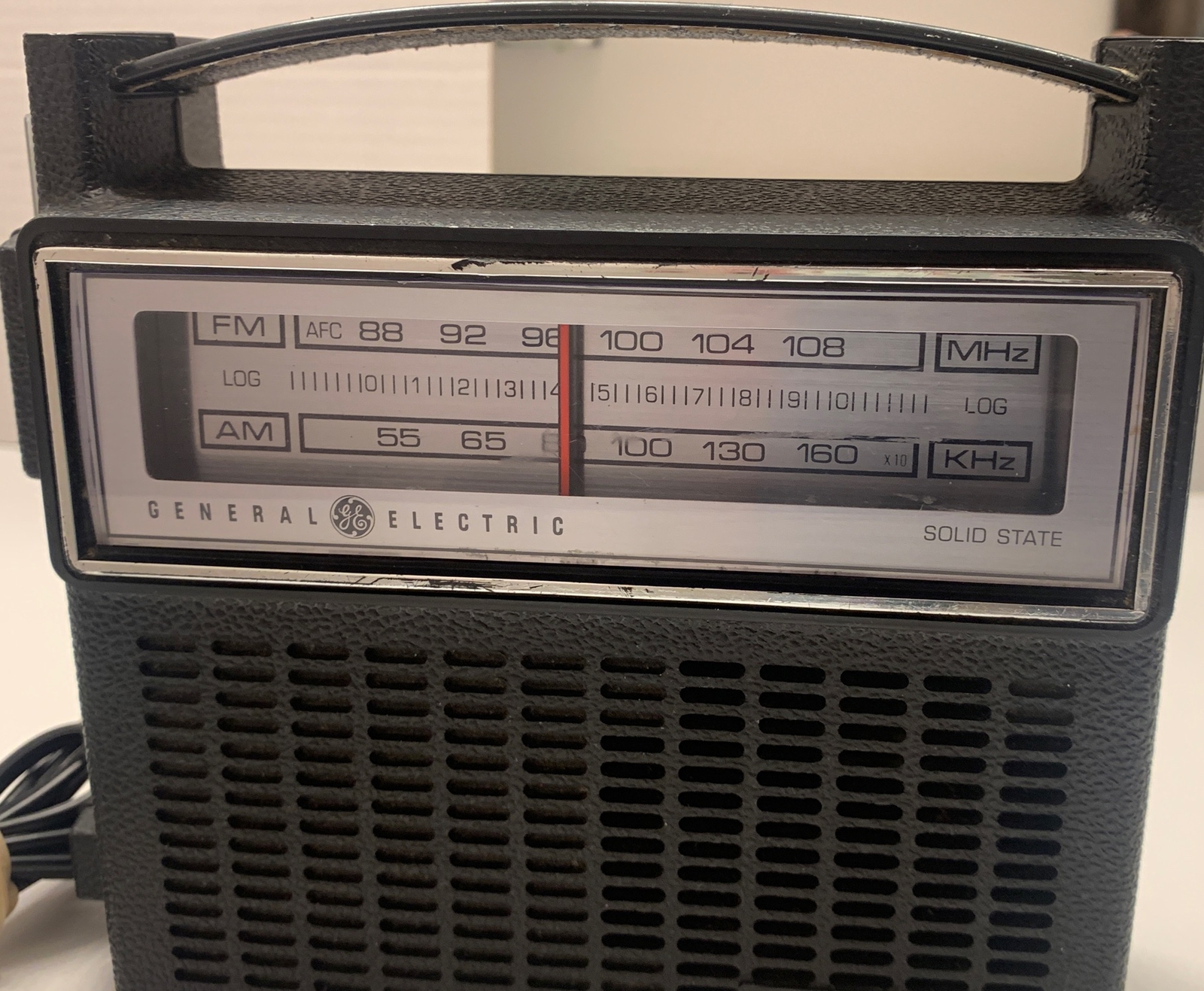 GE General Electric Solid State Radio Model 7-2810E Portable AM/FM Works Great