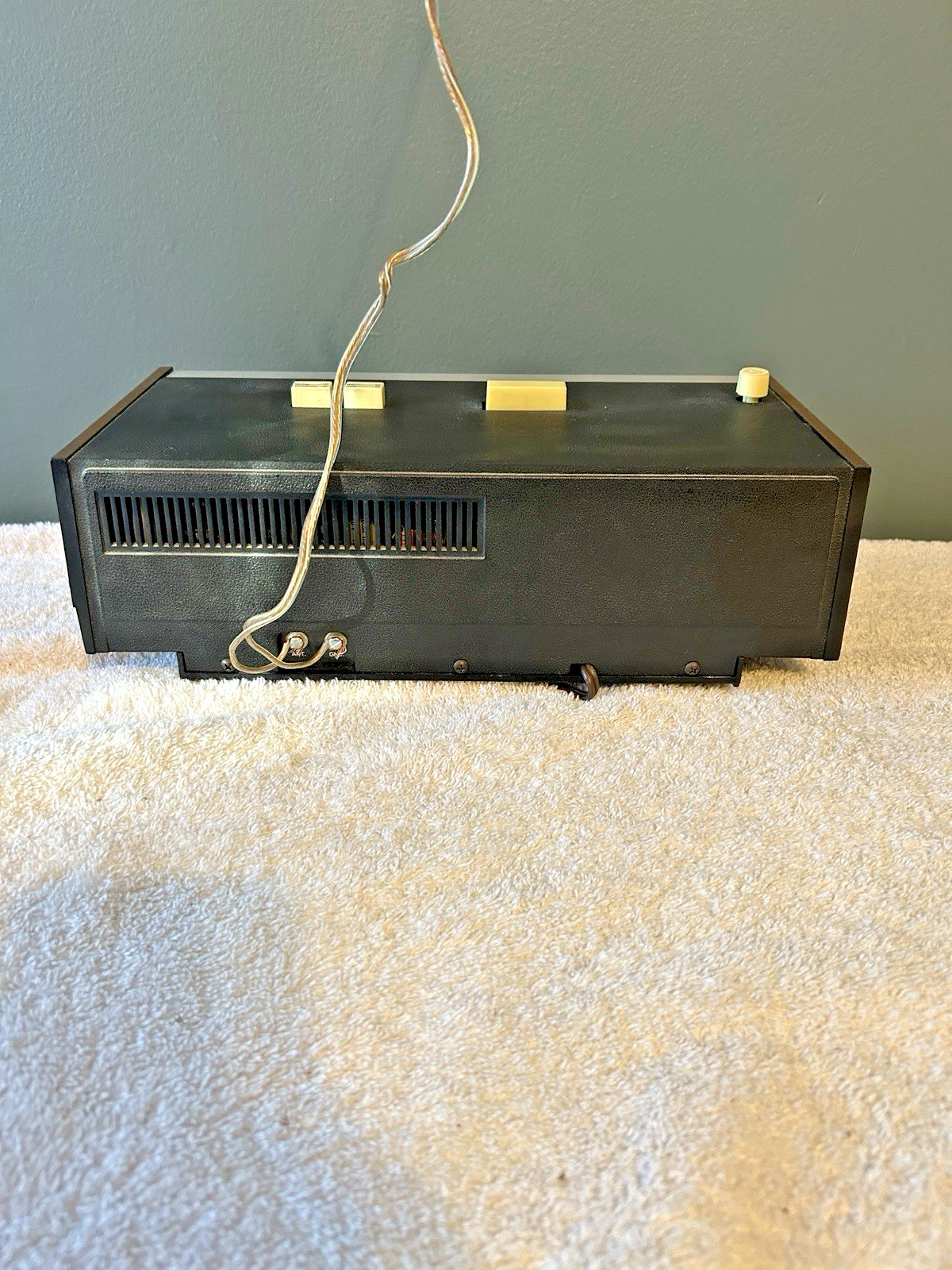 Realistic CHRONOMATIC-104 AM-FM Stereo Flip Clock Radio works but needs work!