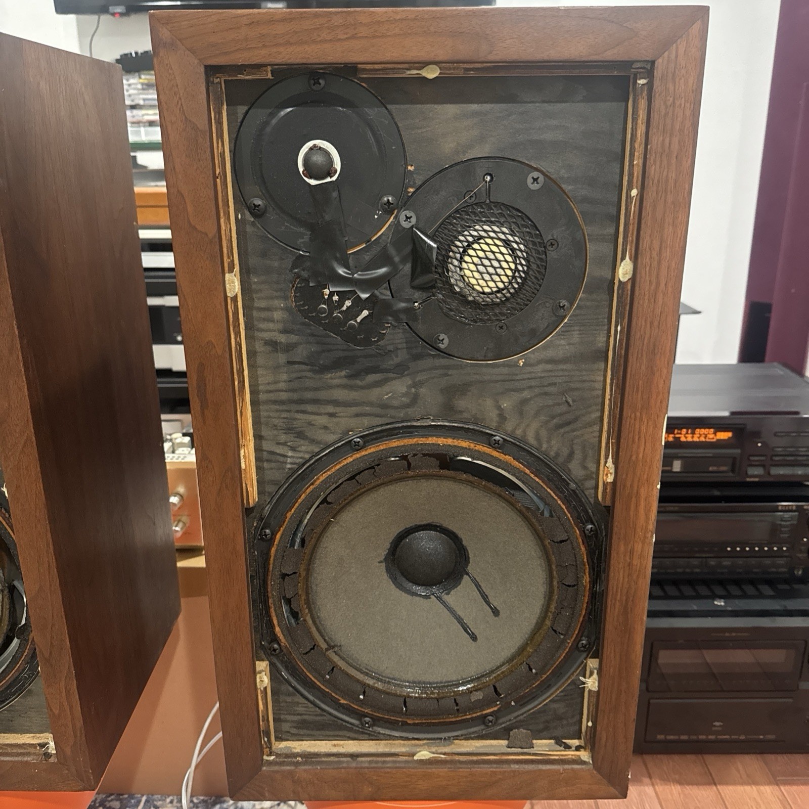 Acoustic Research AR-3a – Close Serial Numbers