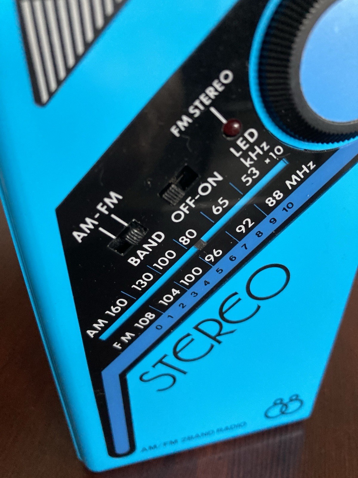 Pocket Radio AM FM Stereo Blue Retro Geometric Design – WORKS