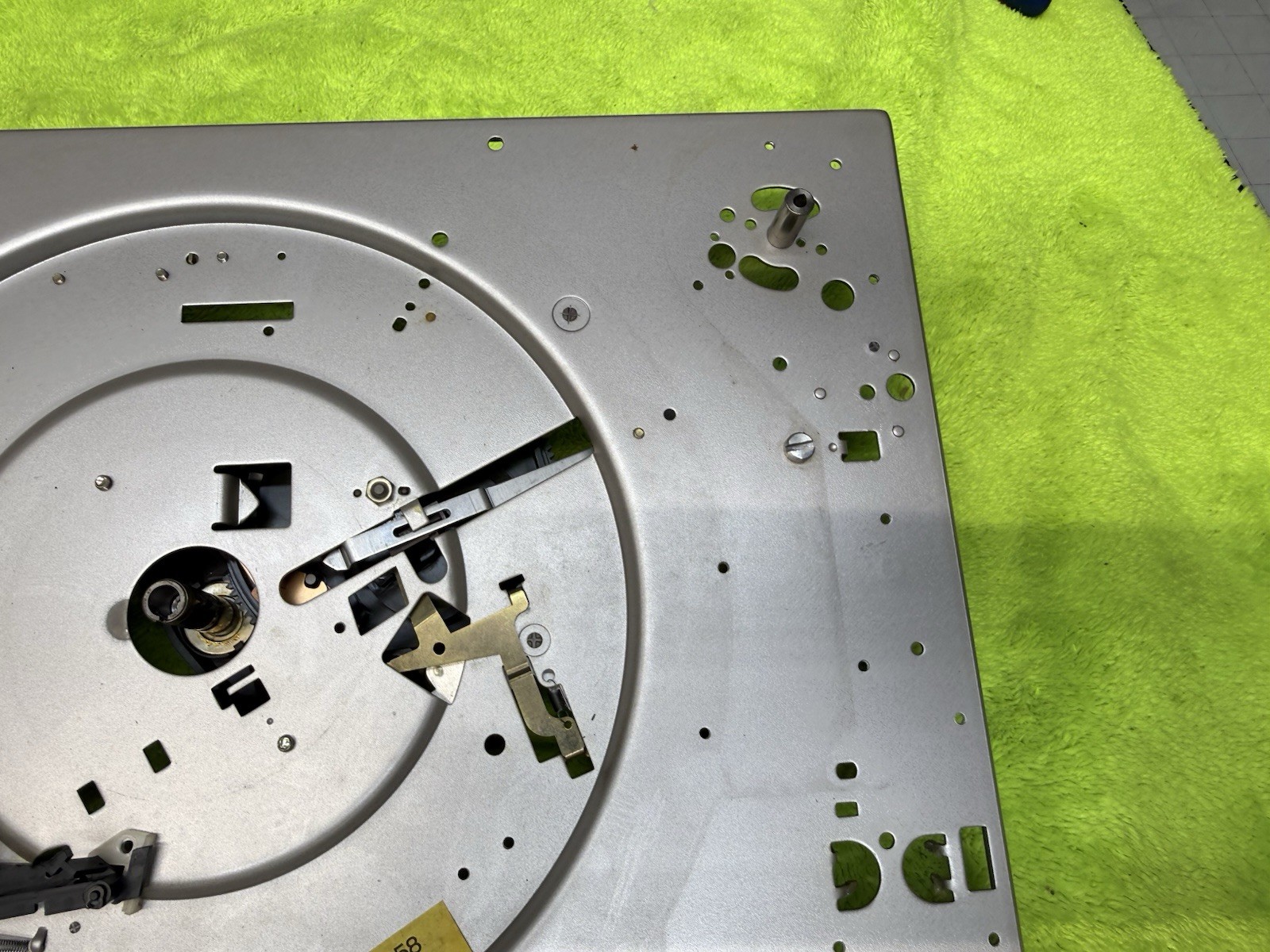 DUAL 1258 TURNTABLE STRIPPED BODY WITH THE MECHANICAL PARTS YOU SEE IN PICS ONLY