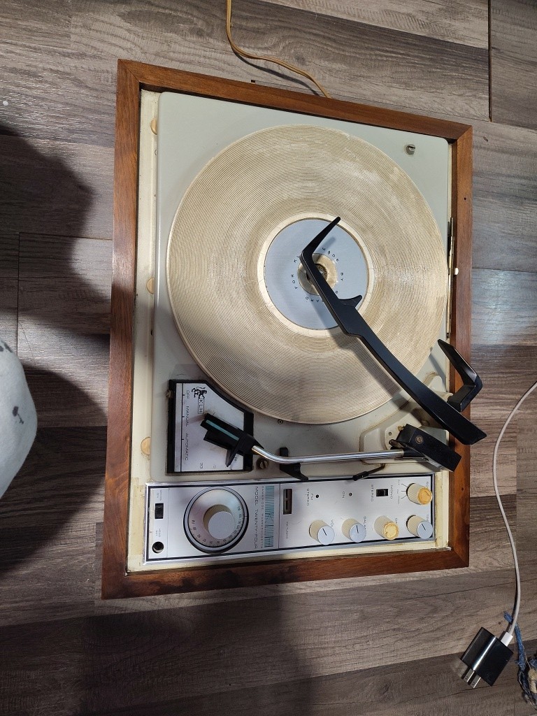 Henry Kloss’ master piece: KLH Model 24 FM/AM integrated amplifier Turntable