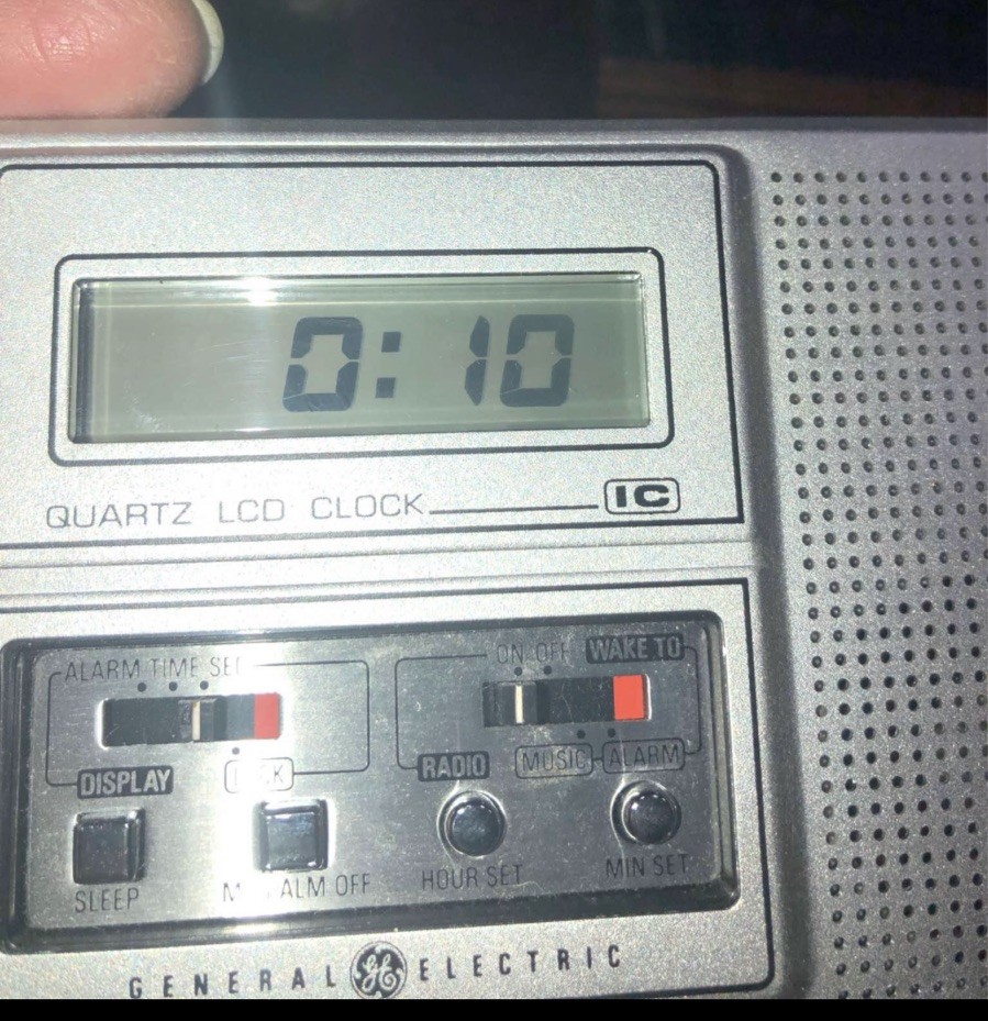 Vintage General Electric GE 7-2100A Portable Clock AM FM Pocket Radio Hong Kong