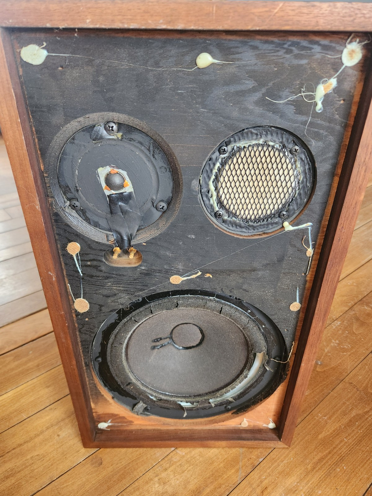 One Acoustic Research AR 2AX Speaker Read!