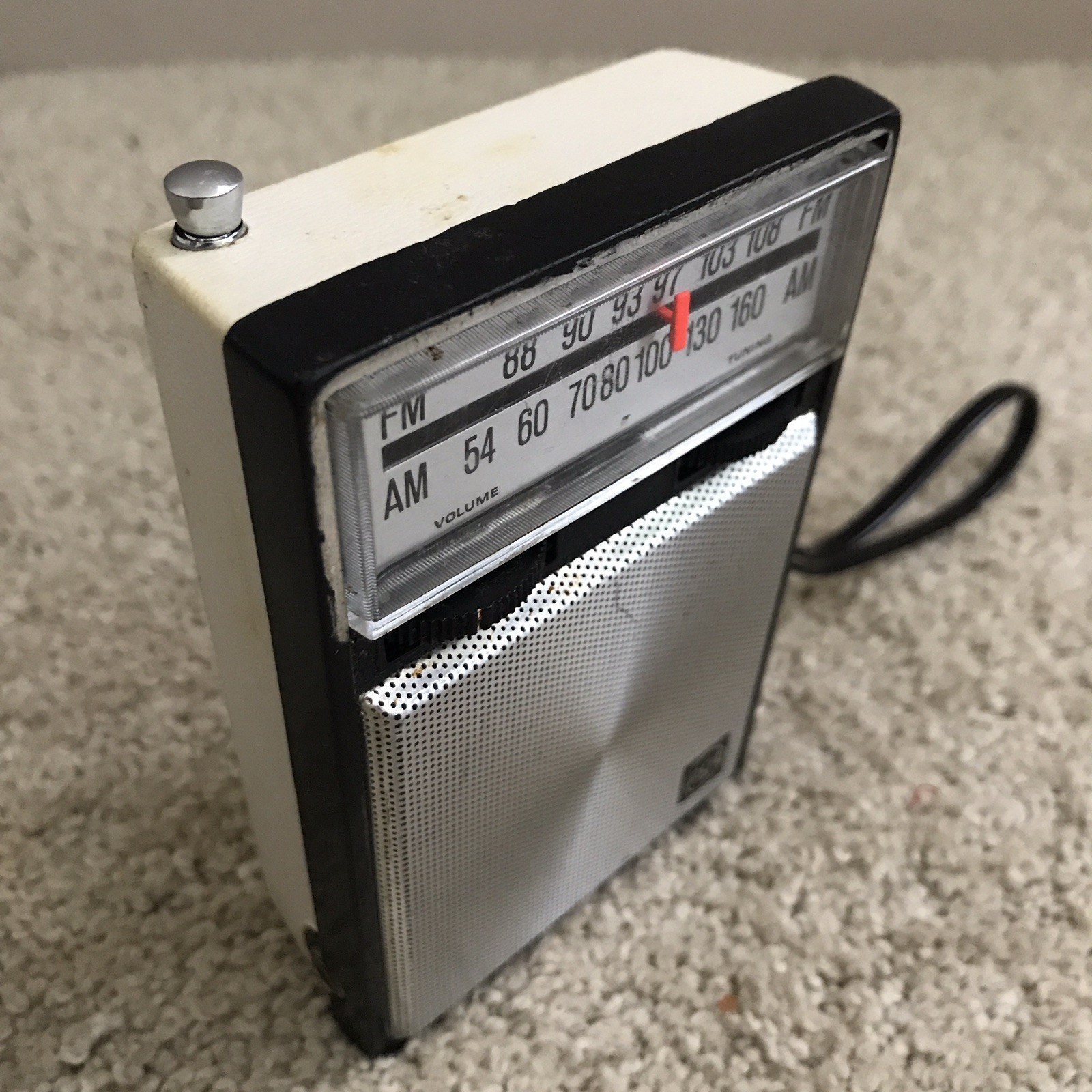 RCA Portable AM/FM Pocket Radio Vintage 1967 – Model RHM19 – “The Moppet” (READ)