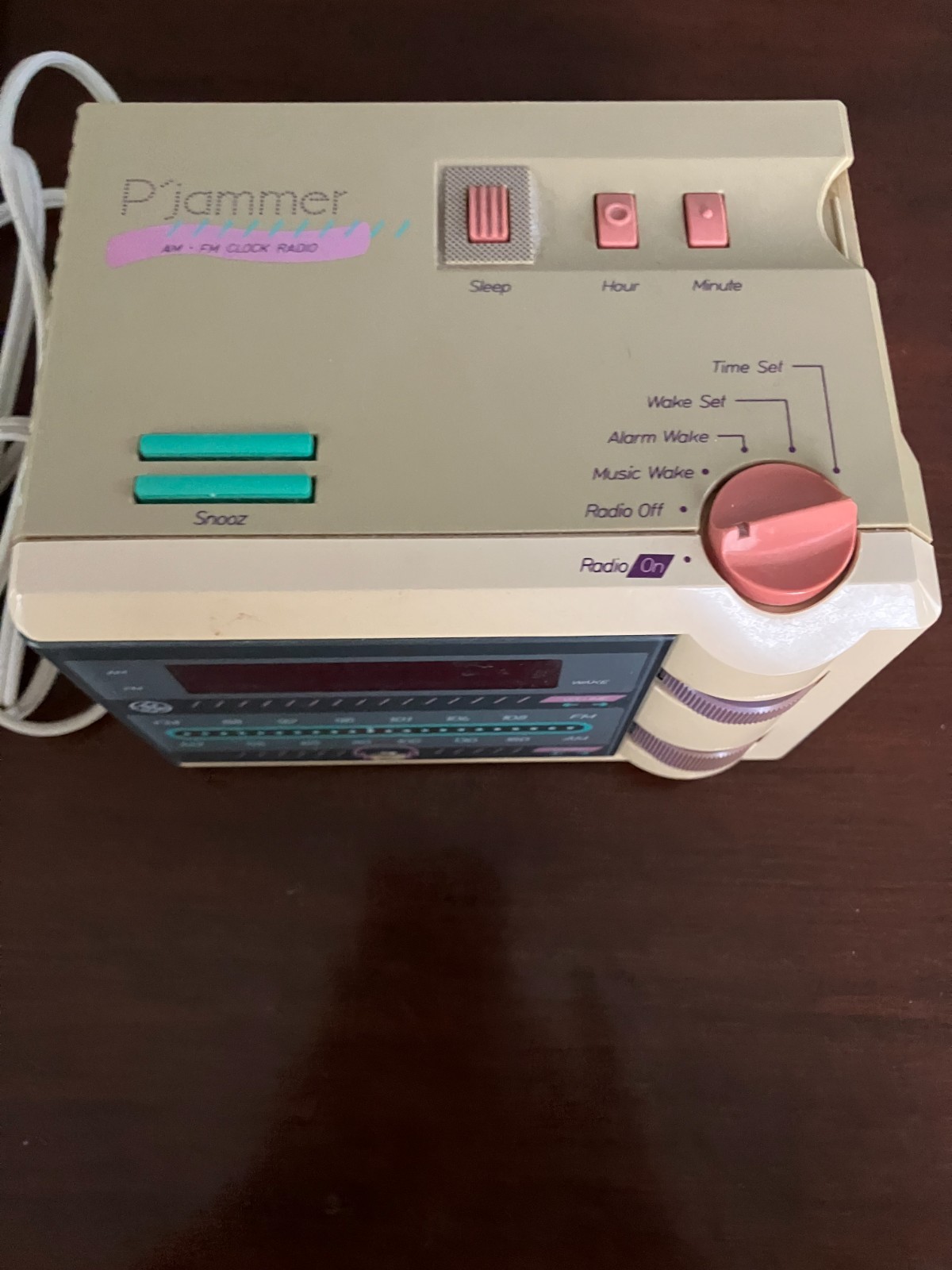 GE P’Jammer Clock Radio AM/FM Electric Battery 7-4607WHA Malaysia With EarBuds