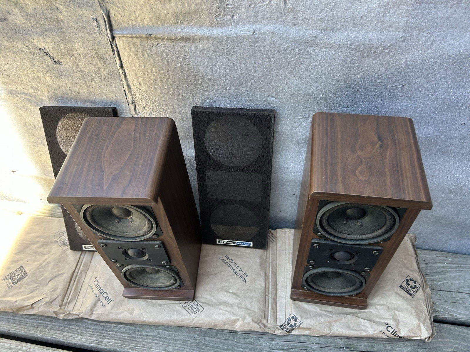 KOSS Dynamite M80 Plus Walnut Veneer Bookshelf Speaker Vintage read Description