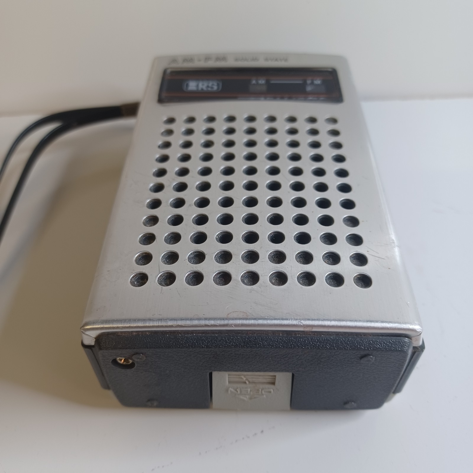 Realistic RS AM FM Solid State Transistor Radio Metal Face Antenna