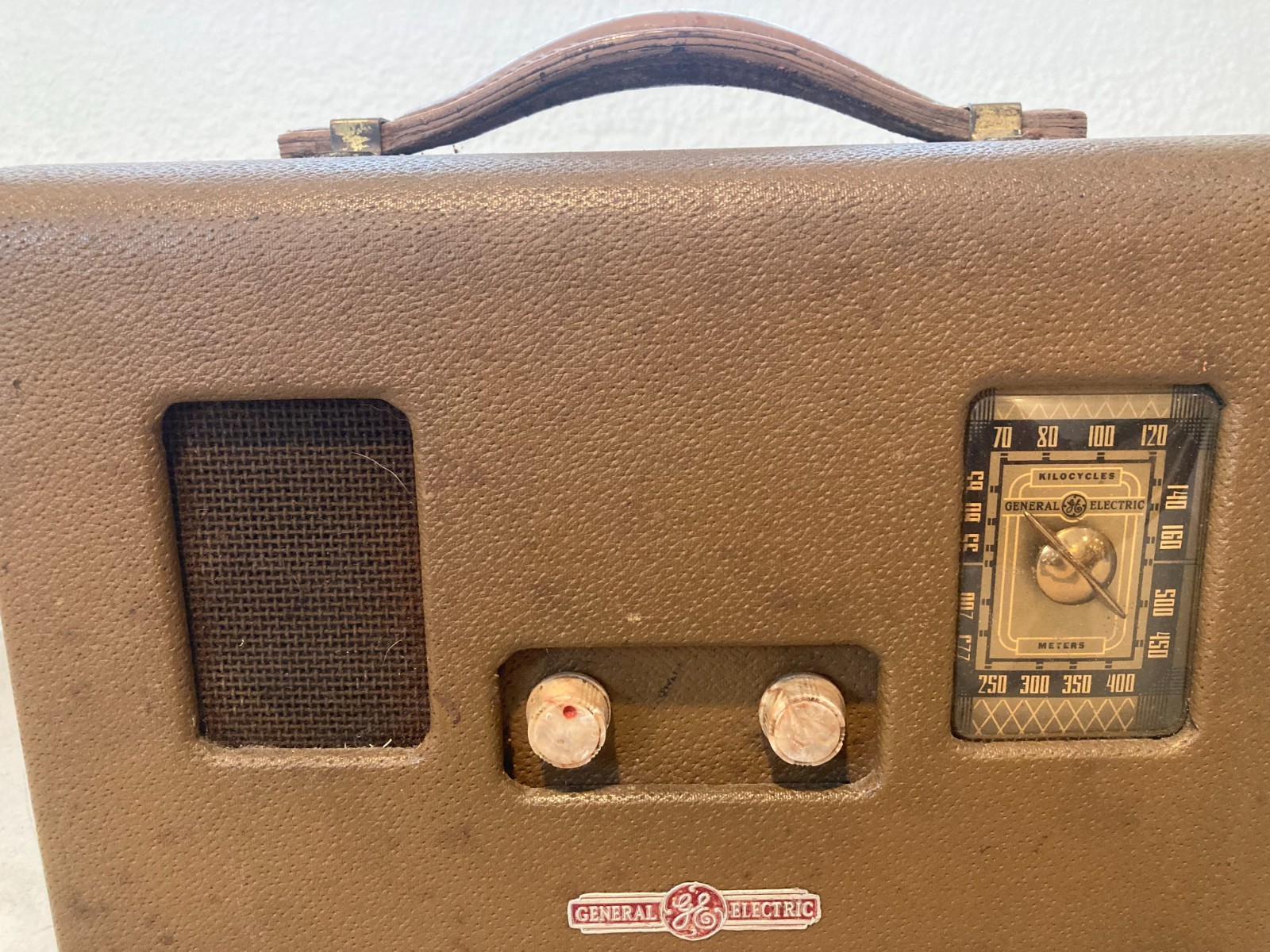 General Electric HB-402 Portable Suitcase Radio (1939)