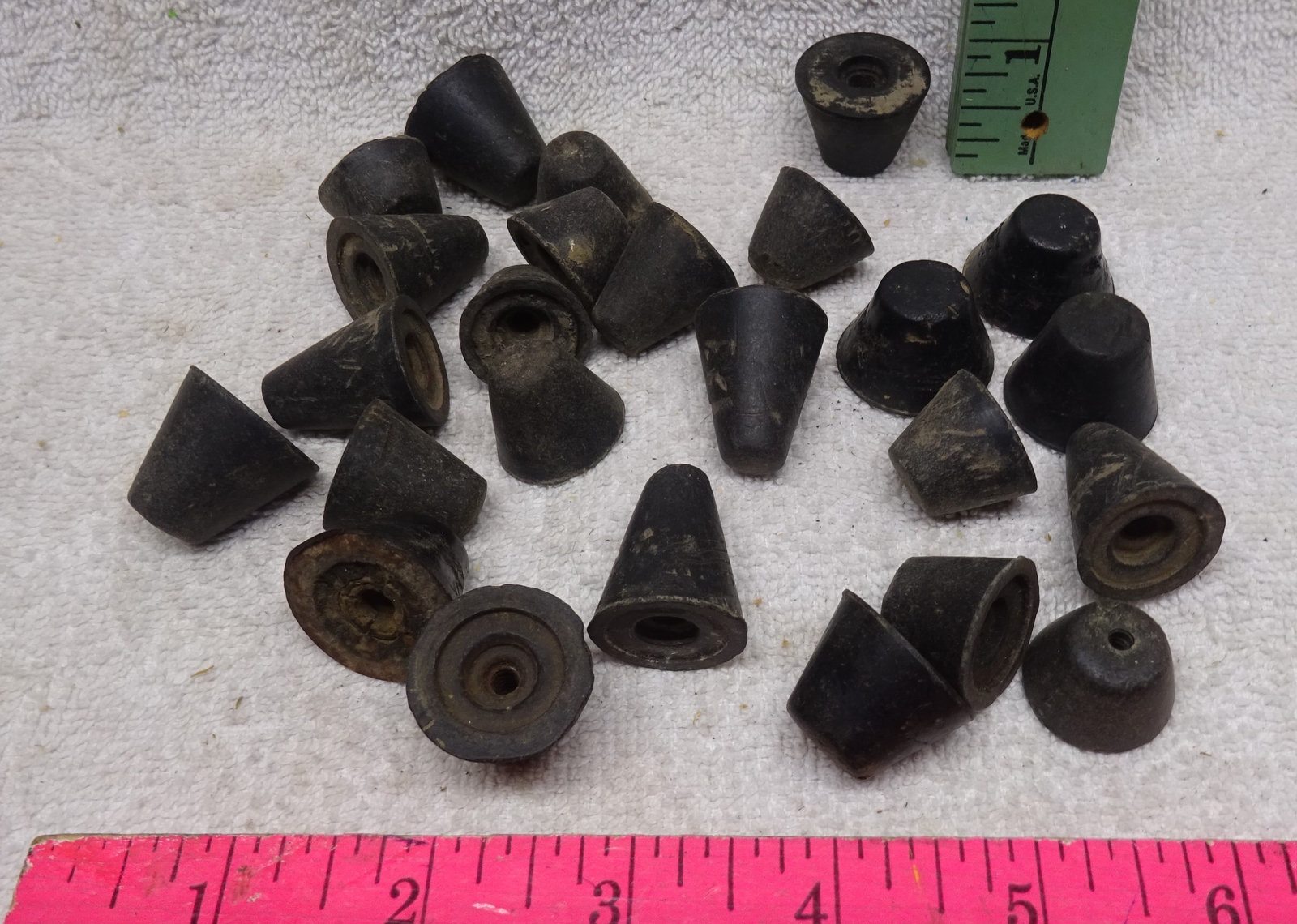 ** LOT of TWENTY-FIVE (25) – Vintage – RUBBER – LEVELERS – FEET for ElECtrOnICs