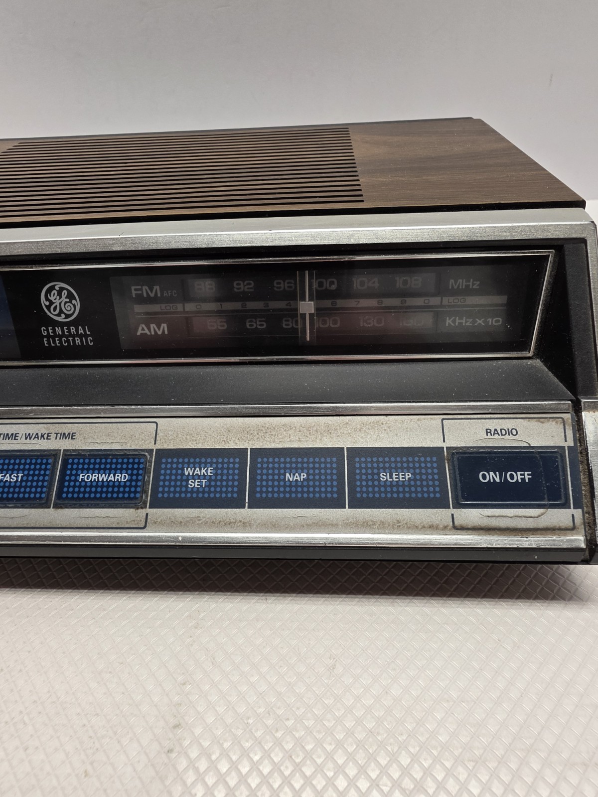 Vintage GE 7-4662B AM FM Clock Radio Electronic Touch Control Woodgrain Alarm