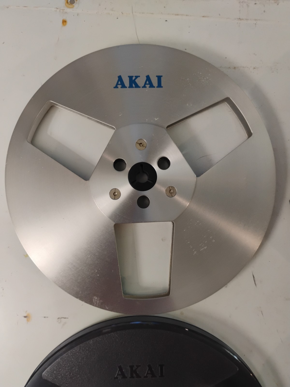 Lot of 2 Vintage Akai Metal & Plastic Reel To Reel Tape Take-Up 7″ 1/4″ W/ Cases