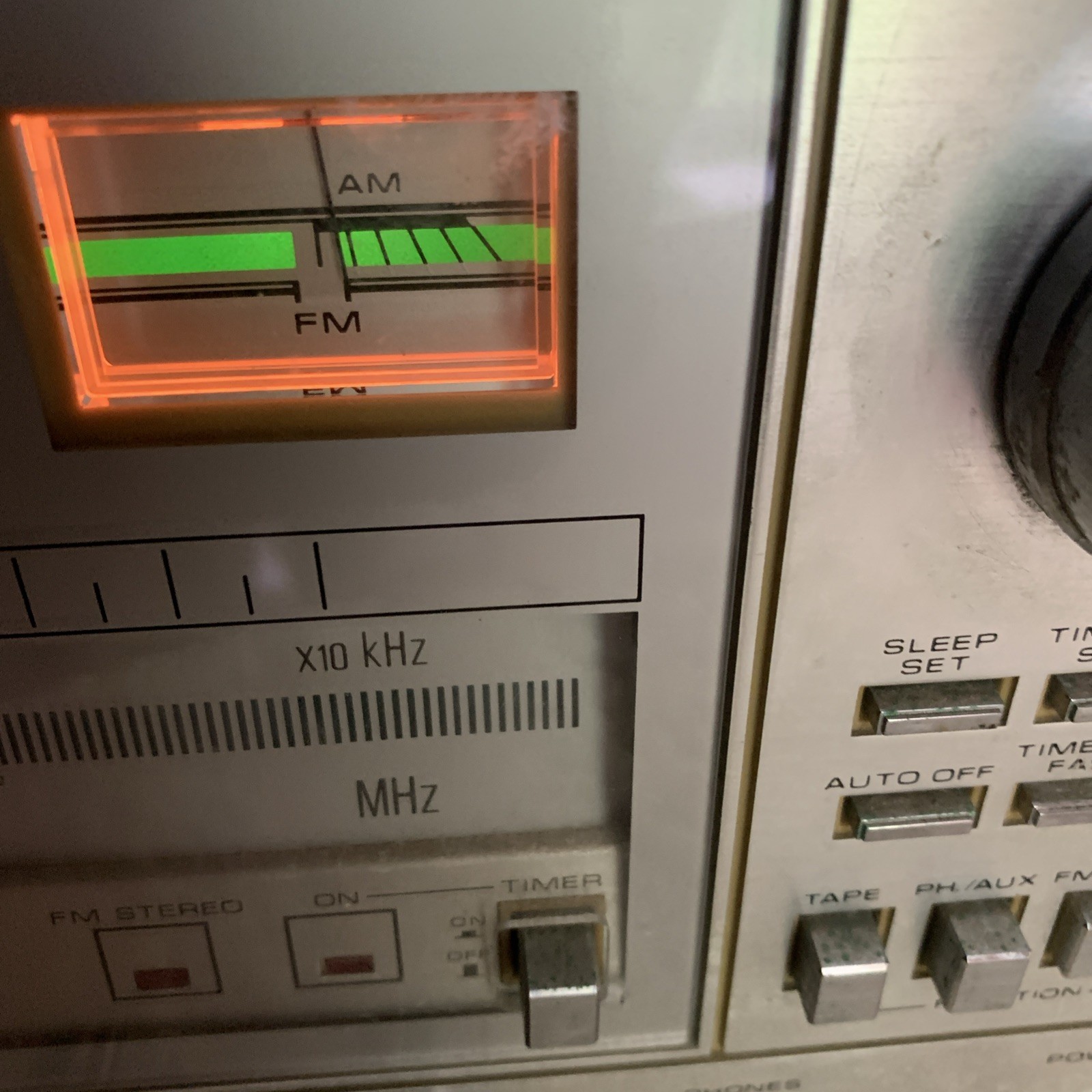 Soundesign PLL 6943 AM/FM Stereo Receiver w/ Cassette & 8-Track & Record Player