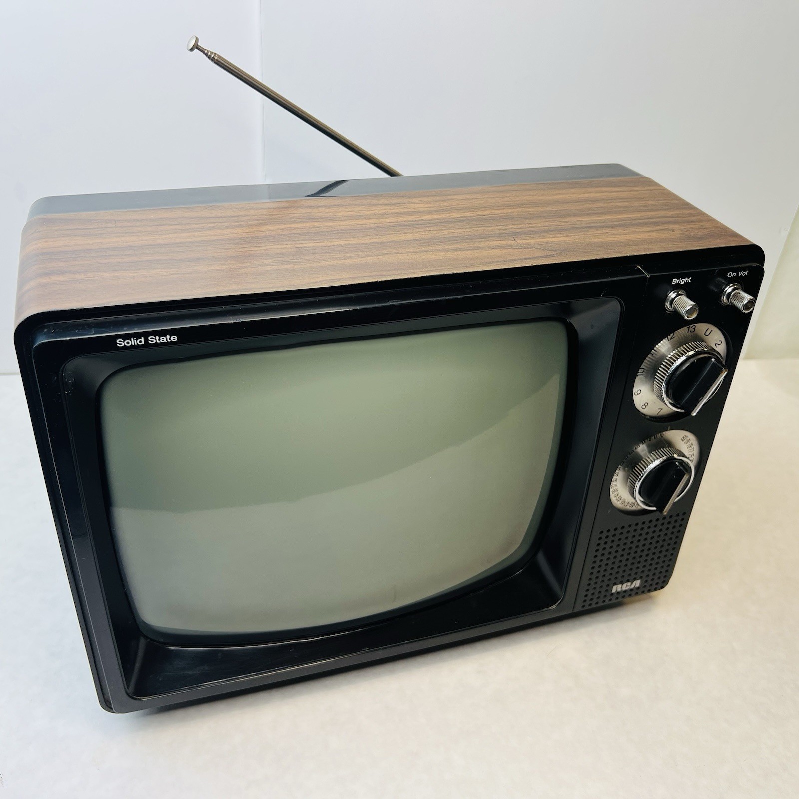 Vintage 1983 RCA 12″ Solid State B&W TV Retro Gaming Model AJR 120W Wood Grain