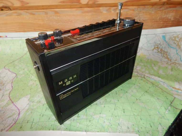 USSR Soviet Russian VINTAGE Military Transistor Radio Receiver Mayak-2 FULL KIT