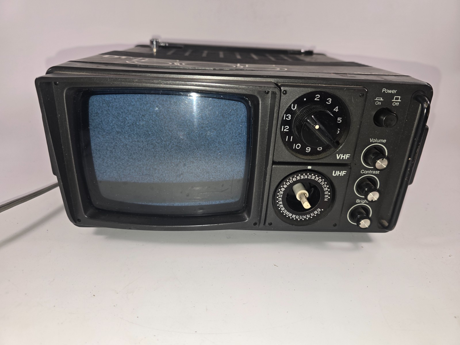 Daytron DT-505 Portable Black & White TV – 5″ Screen – VHF/UHF – Tested