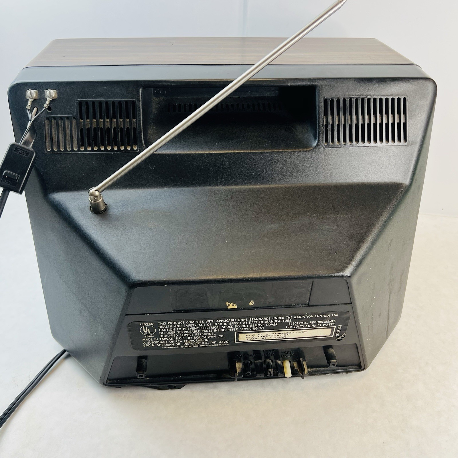 Vintage 1983 RCA 12″ Solid State B&W TV Retro Gaming Model AJR 120W Wood Grain
