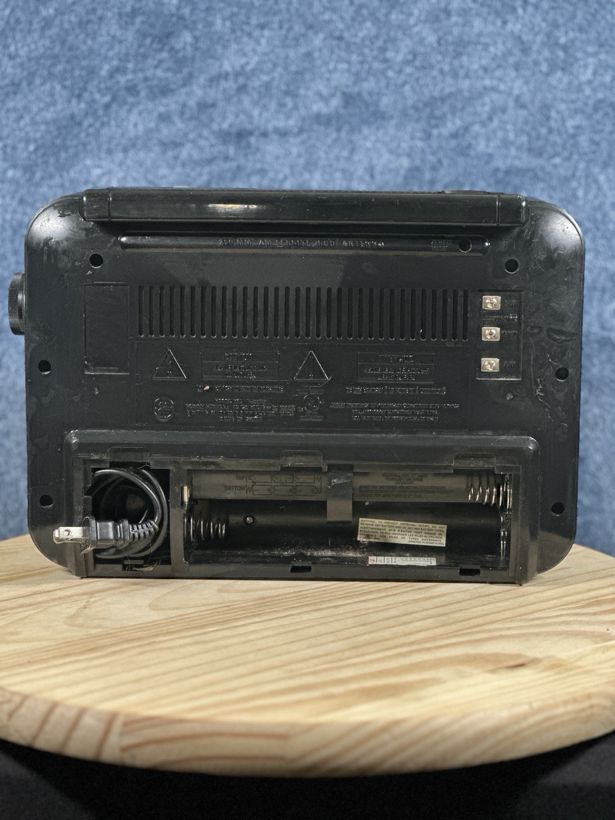 GE Superadio 7-2887B AM/FM Wide Band Long Range Hi-Performance Radio Powers On