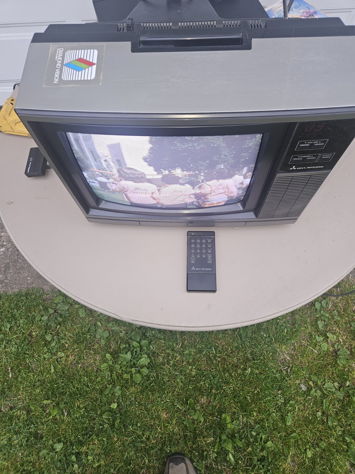 Mitsubishi 13″ CS-1342R TV for Retro Gaming With Antenna Works