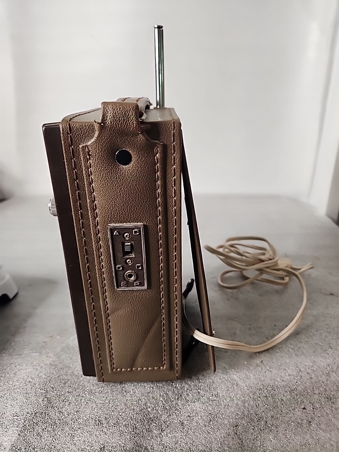 Vintage – 8″ Stewart AM/FM Radio Tan Case, Plug In/Battery Powered, See Descript