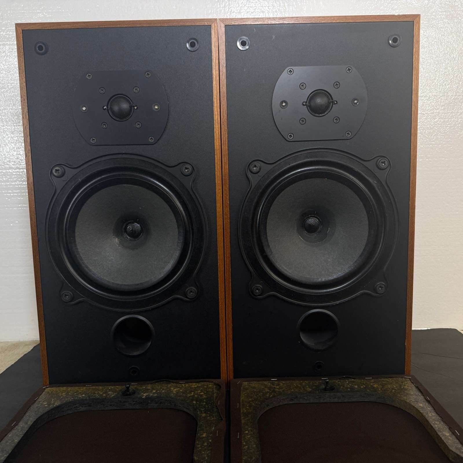 B&W DM10 Loudspeakers Vintage Bookshelf Speakers Wood Grain England Pair